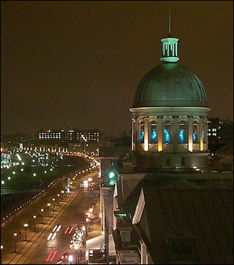 Le dôme du marché Bonsecours dominant la rue de la Commune
